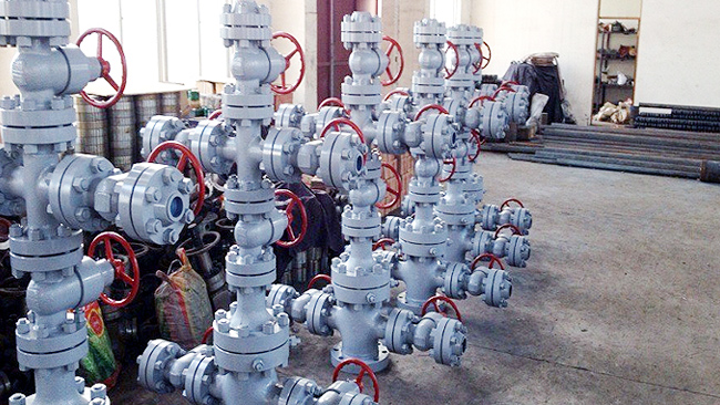 采气井口装置由哪几部分组成？各部分有什么作用？