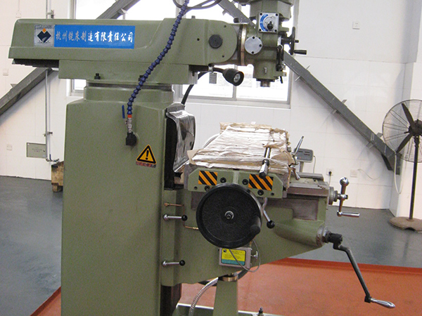 万能回转头铣床